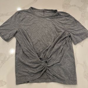 Lululemon crescent t-shirt size 4. In perfect condition!